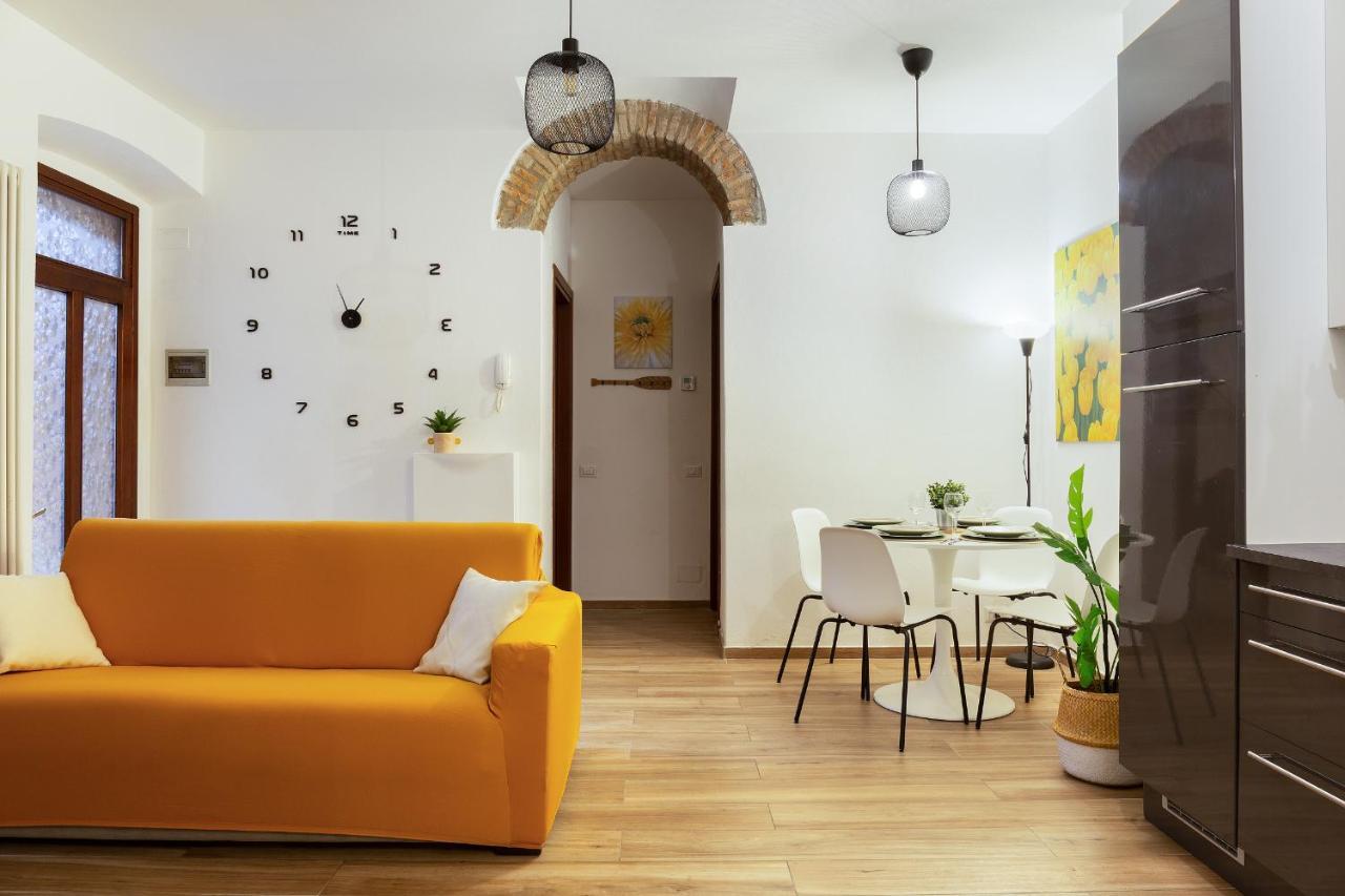 Como Centro Proprio Dietro L'Angolo Esterno foto